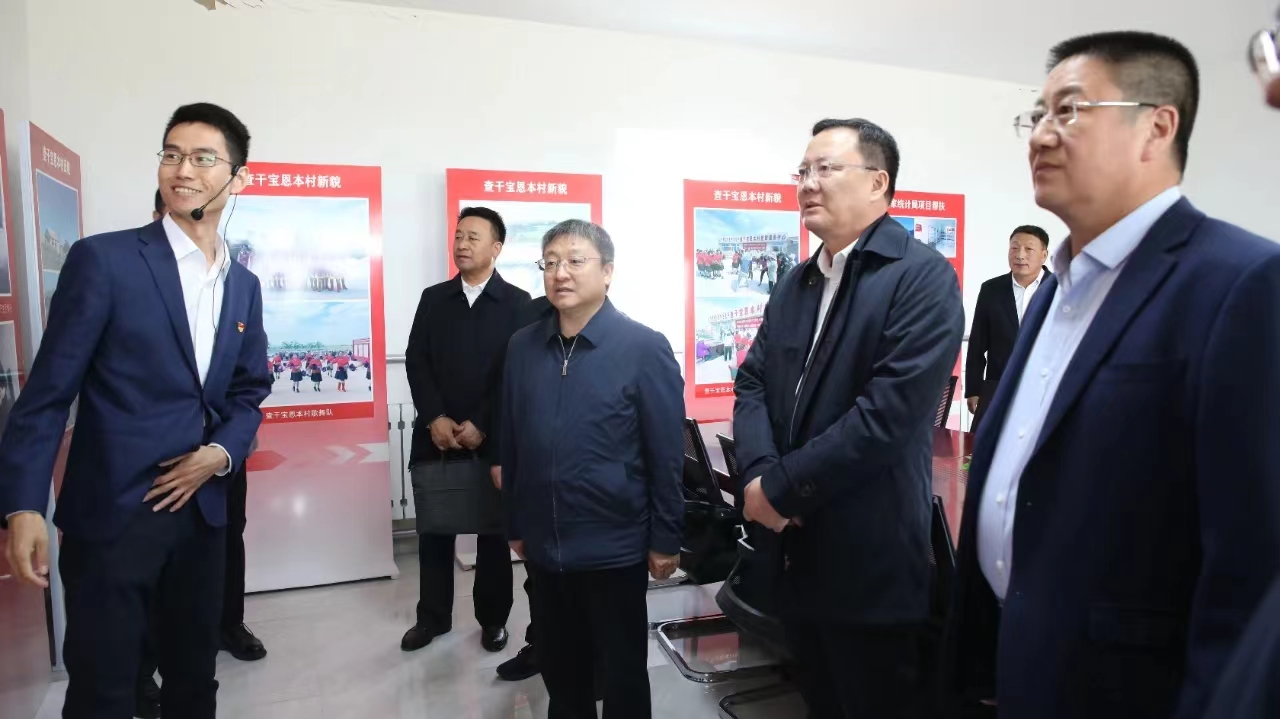 自治区统计局党组书记、局长曹思阳来我旗调研